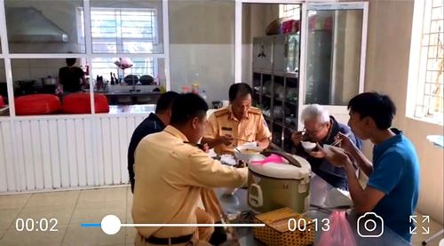 Cảnh sát giao thông số 11 tìm người nhà cho cụ ông đi lạc đường